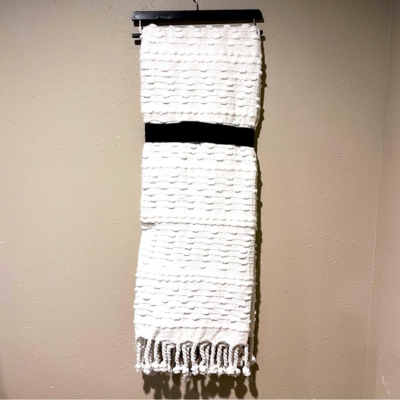 BNWT Decorative Throw by Magaschoni 50” x 60” - Picture 4 of 6